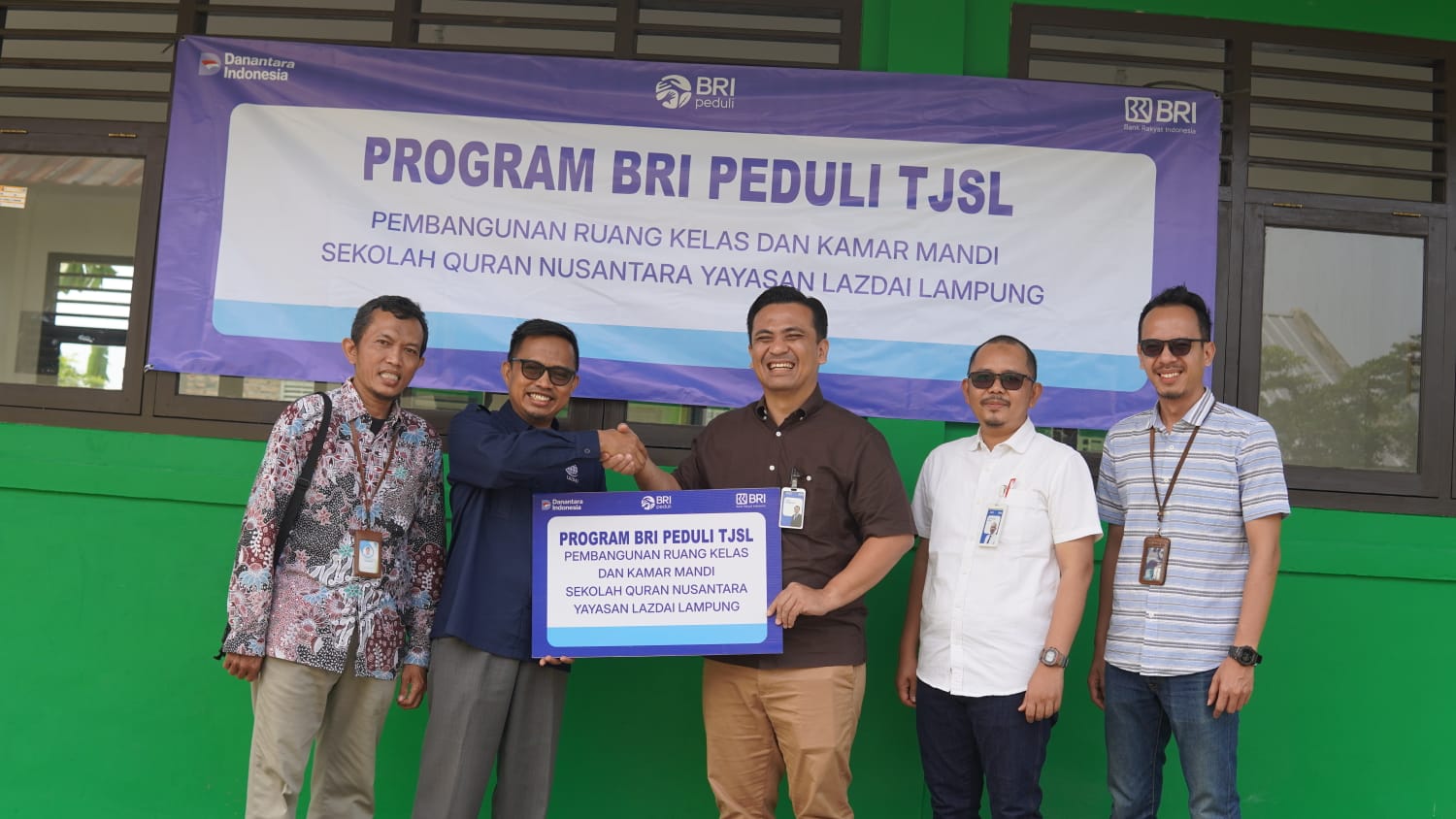 BRI Kanca Teluk Betung Serahkan Bantuan Prasarana Program BRI Peduli kepada SQN Yayasan LAZDAI