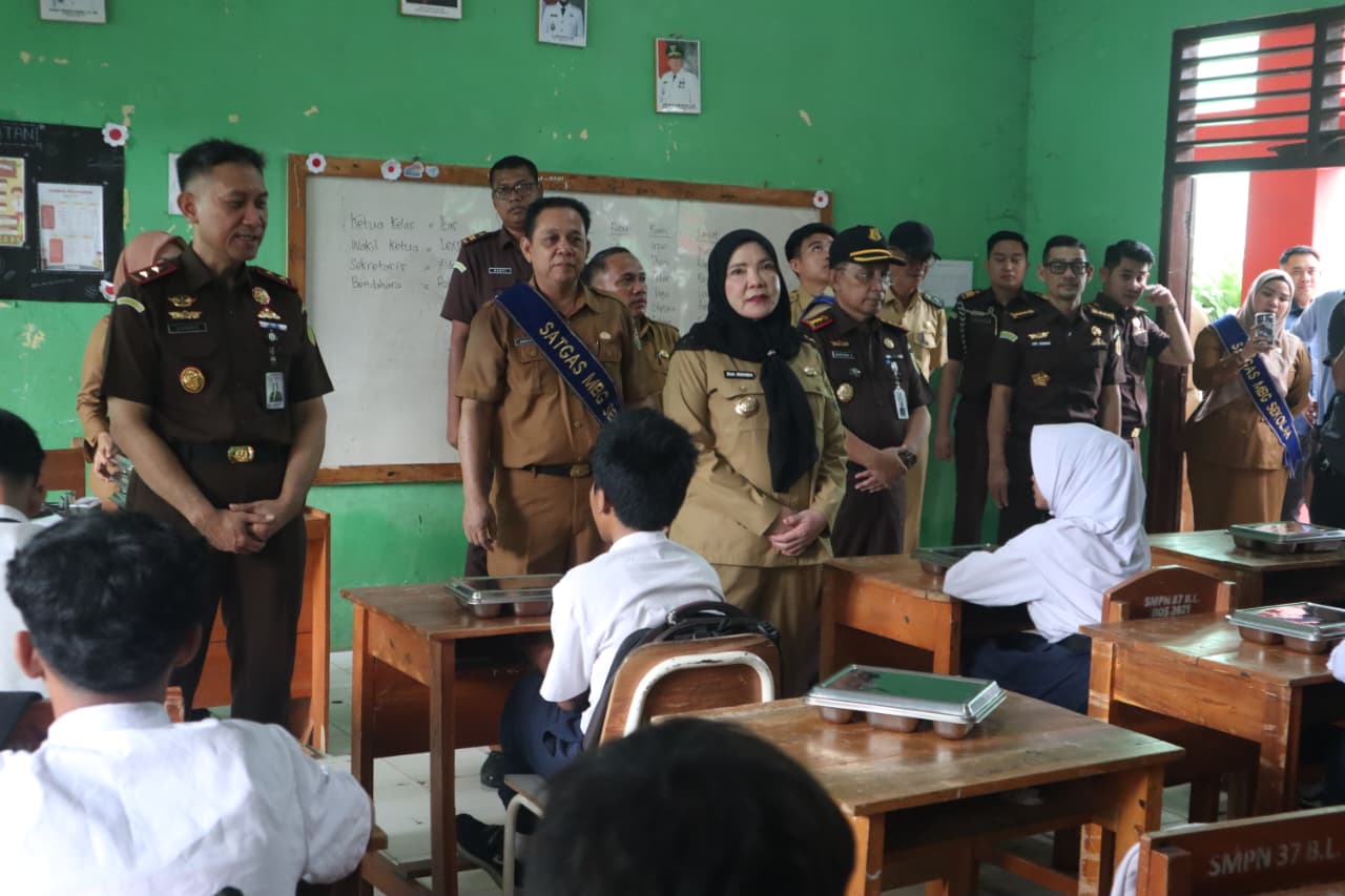 Wali Kota Eva Dwiana Dampingi Kajati Lampung Tinjau Program MBG di Dua Sekolah