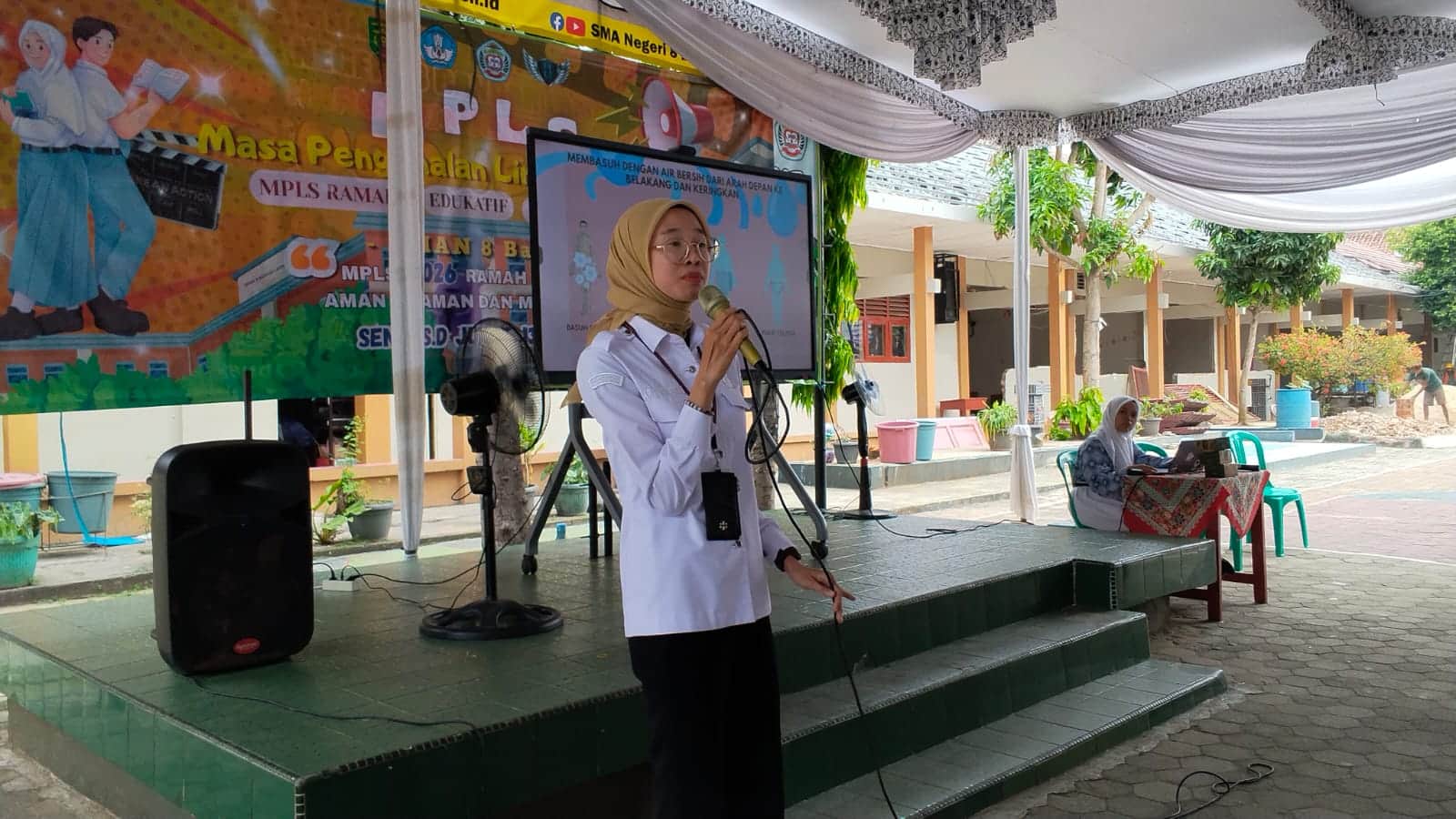 Puskesmas Pasar Ambon Edukasi Kesehatan Reproduksi Remaja kepada Peserta MPLS SMAN 8 Bandar Lampung
