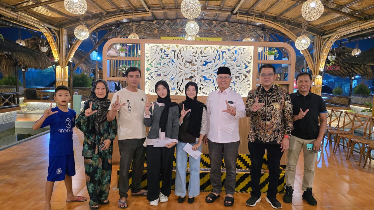Mukhlis Basri Sambangi Keluarga Siswa Kembar Asal Krui yang Lolos UI