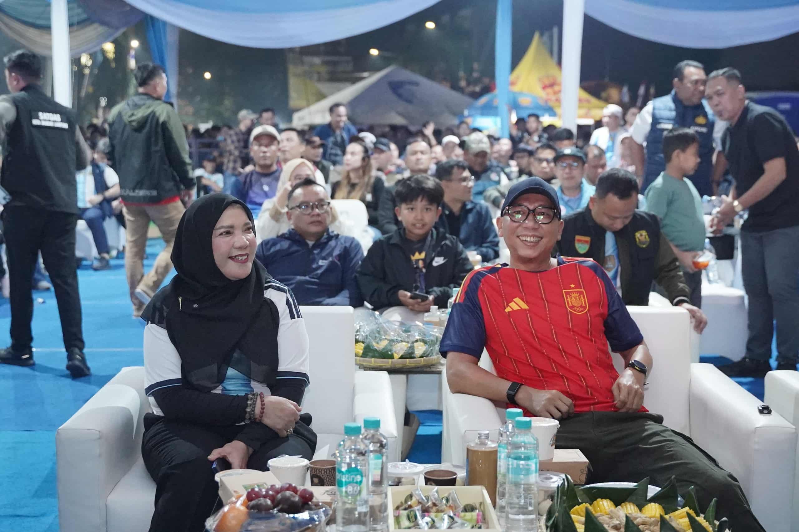Nobar Final Piala Dunia di Tugu Adipura Bertabur Hadiah, Eva Dwiana Ajak Warga Jaga Kebersamaan