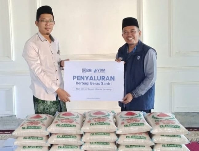 Sambut Santri Baru, YBM BRILiaN Salurkan Bantuan Beras untuk Ponpes Miftahul Ulum Lampung Timur