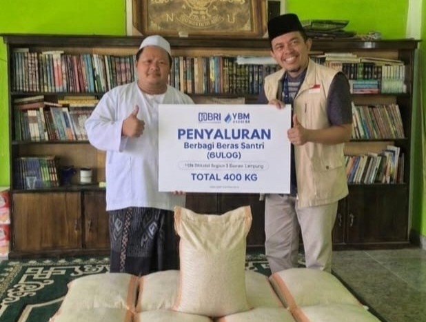 Dukung Kebutuhan Dasar Santri, YBM BRILiaN Salurkan Bantuan Beras untuk Pesantren di Lampung Tengah