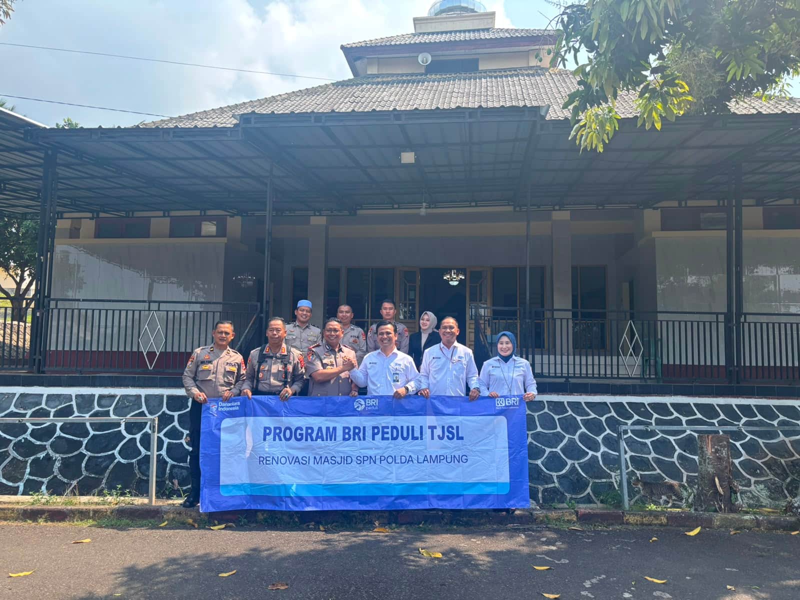 BRI Kanca Teluk Betung Serahkan BRI Peduli Renovasi Masjid SPN Polda Lampung