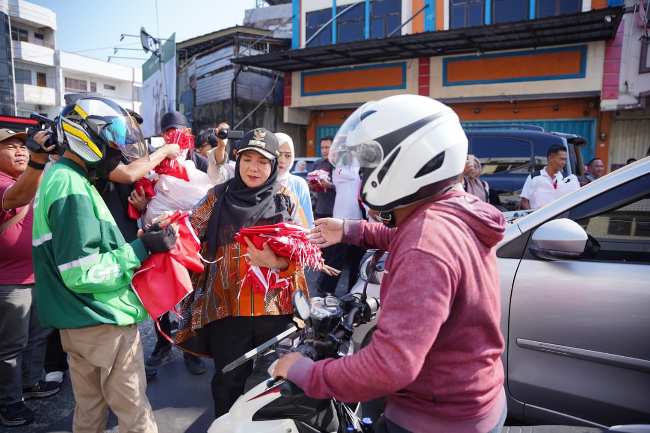 Sambut Hari Kemerdekaan Eva Dwiana Bagikan 10 Ribu Bendera Merah Putih ke Warga
