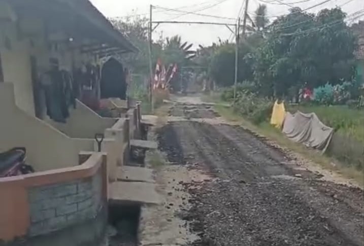 Warga Fajar Baru Gotong Royong Ratakan Jalan Pakai Kerukan Aspal