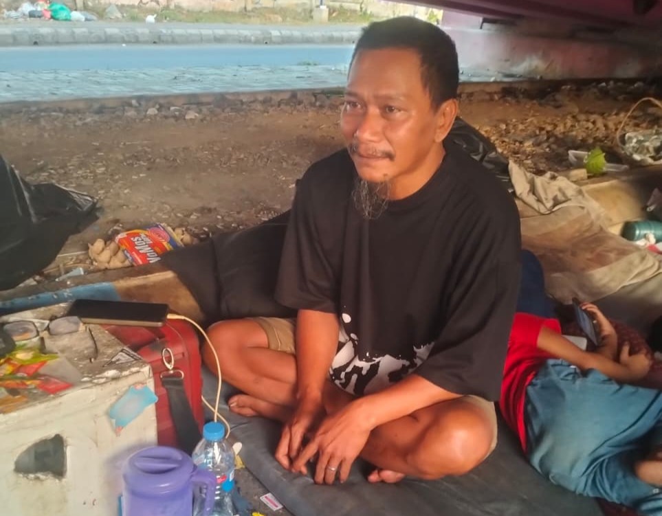Di Tengah Semarak HUT RI, Keluarga Ini Bertahan Hidup di Kolong Jembatan