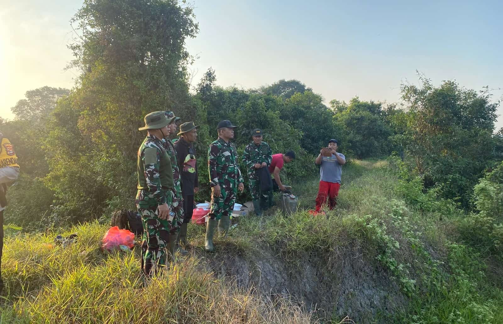Pangdam XXI/Radin Inten Kerahkan Prajurit Yonif TP 943/DPC untuk Bantu Pemadaman Karhutla