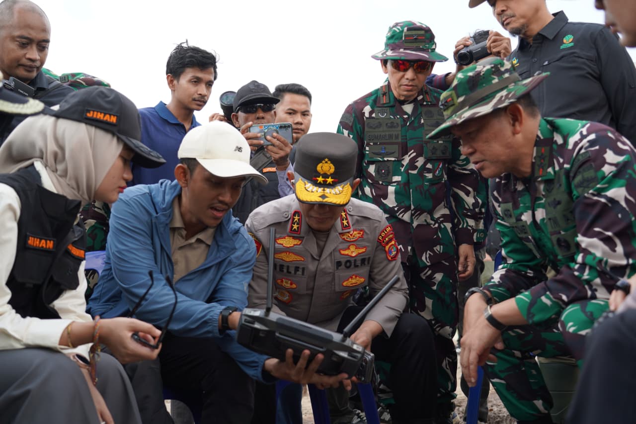 Tim Alfa TNI Terjun dari Udara Padamkan Bara Karhutla Way Kambas