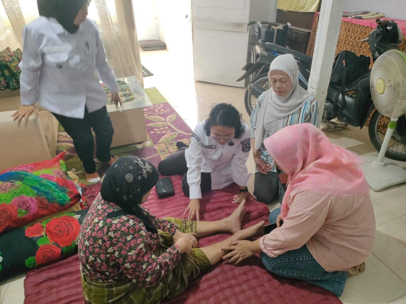 Puskesmas Kampung Sawah Jemput Bola, Kunjungi Lansia Disabilitas di Sawah Lama