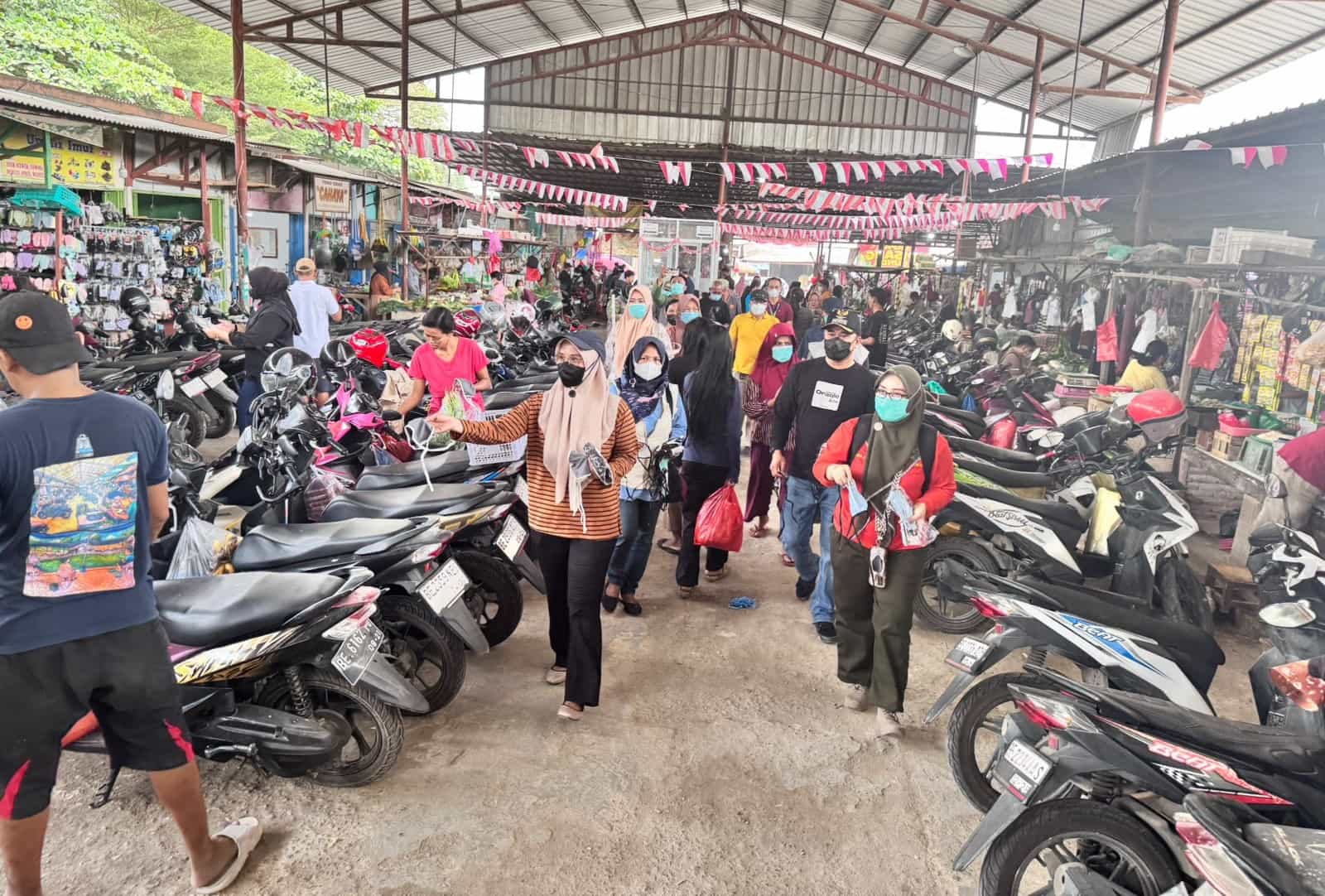 Puskesmas Way Kandis Pantau Warga Terdampak Abu Vulkanik, Bagikan Masker kepada Warga
