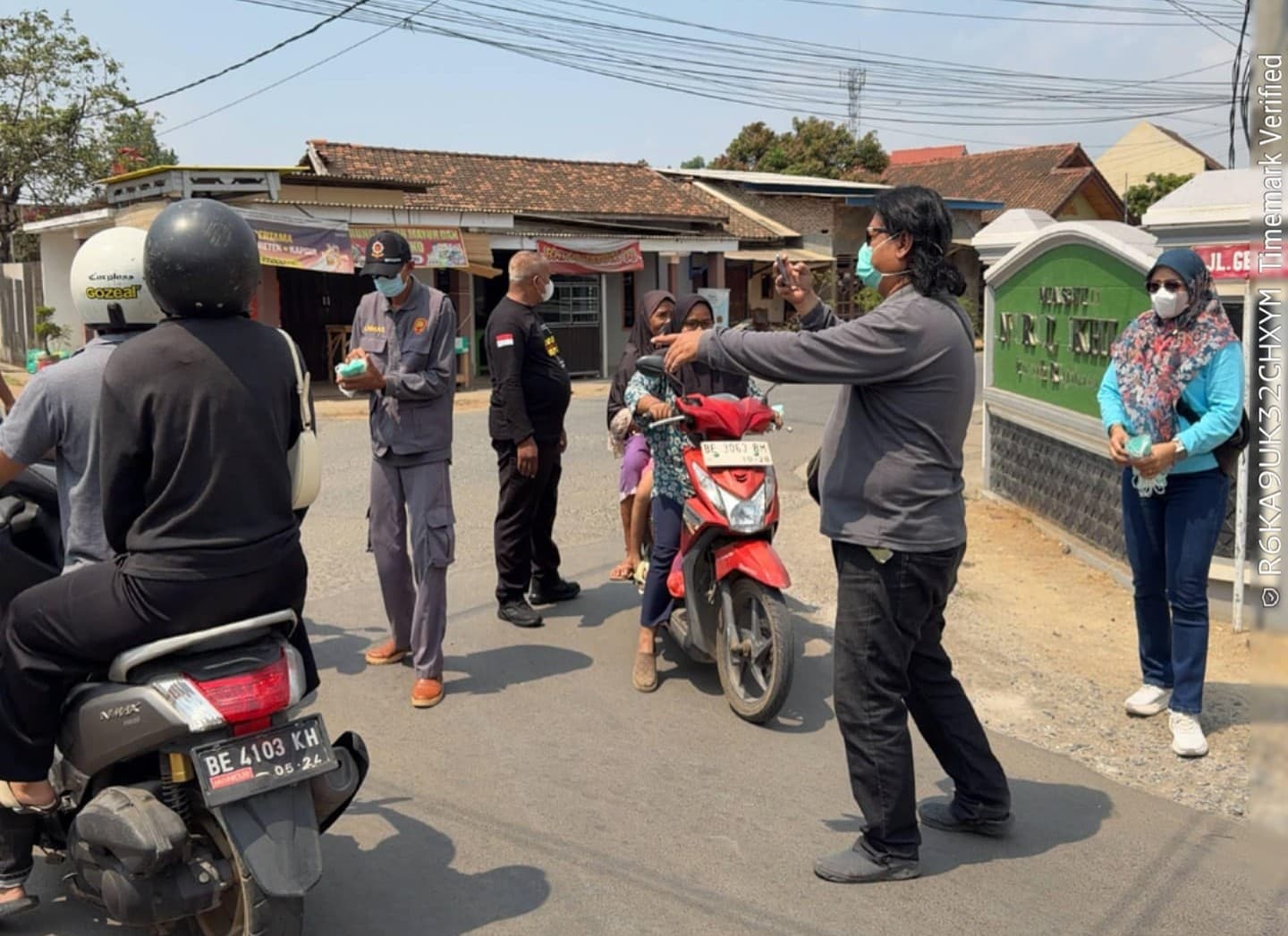 Puskesmas Rajabasa Indah Bersama Lintas Sektor Bagikan Masker, Antisipasi Dampak Abu Vulkanik