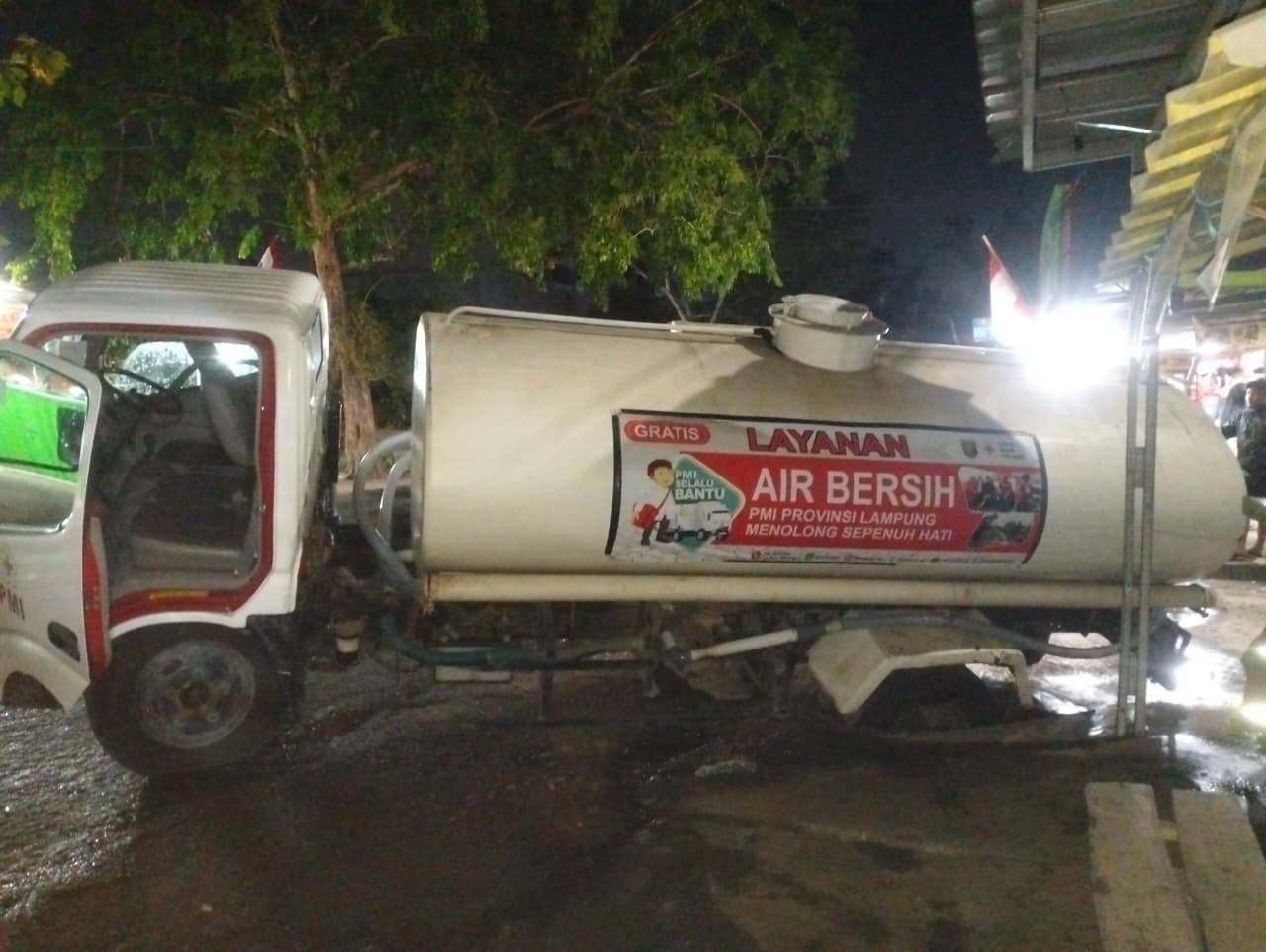 Truk Tangki PMI Kecelakaan Saat Distribusi Air Bersih di Lampung Selatan