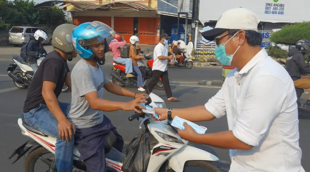 IJP Lampung Bagikan 3.000 Masker kepada Pengendara di Tugu Adipura