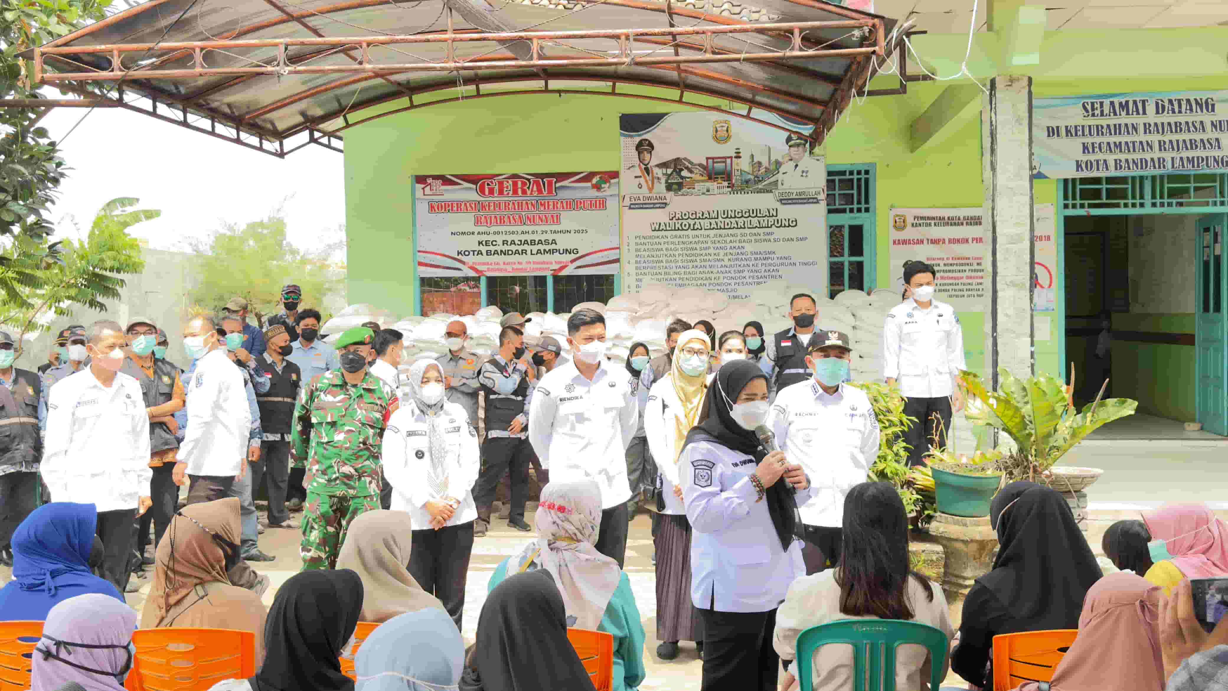 Tim P3K Puskesmas Rajabasa Indah Dampingi Pembagian Beras Bantuan Pemkot