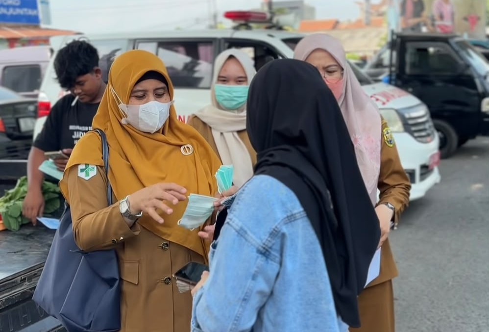 Puskesmas Way Kandis Edukasi Warga dan Bagikan Masker Terdampak Abu Vulkanik Anak Krakatau
