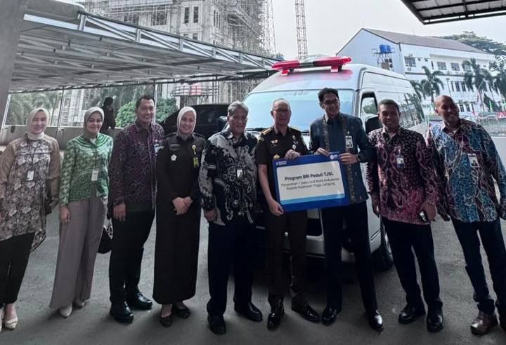 BRI Regional Office Bandar Lampung Serahkan Bantuan TJSL Ambulance kepada Kejati Lampung