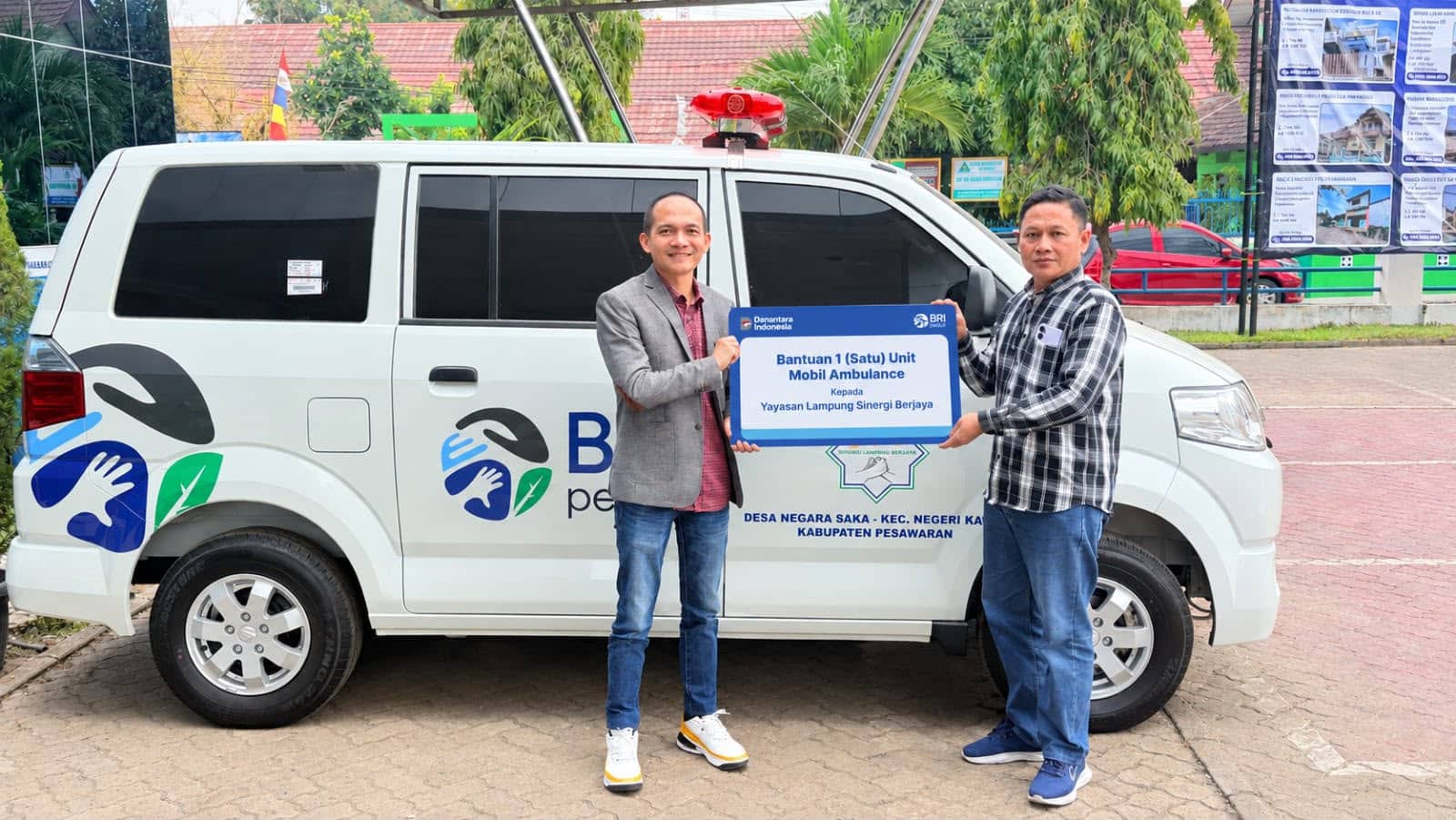 BRI Branch Office Pringsewu melalui BRI Peduli Serahkan Ambulans kepada Yayasan Lampung Sinergi Berjaya