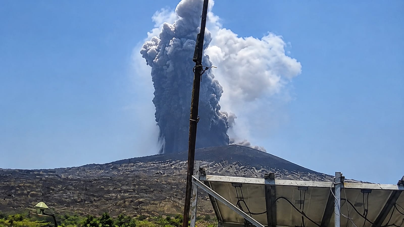 GAK Erupsi, BPBD Ingatkan Bahaya Abu Vulkanik