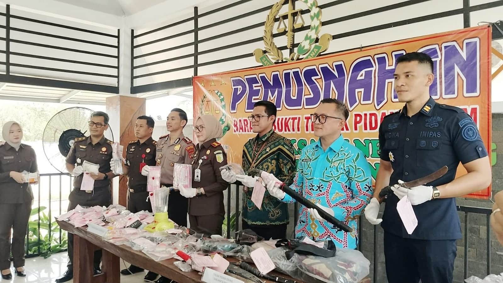 Kejari Lampung Tengah Musnahkan Barang Bukti 93 Perkara, 33 Perkara Narkotika