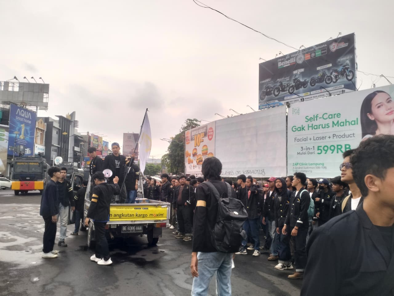 Ratusan Mahasiswa KM ITERA Demo di Tugu Adipura Bandar Lampung