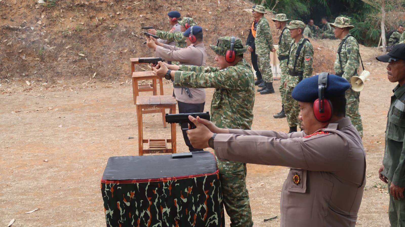 150 Personel Kodim 0411/LT Gelar Latihan Menembak Bersama Brimob