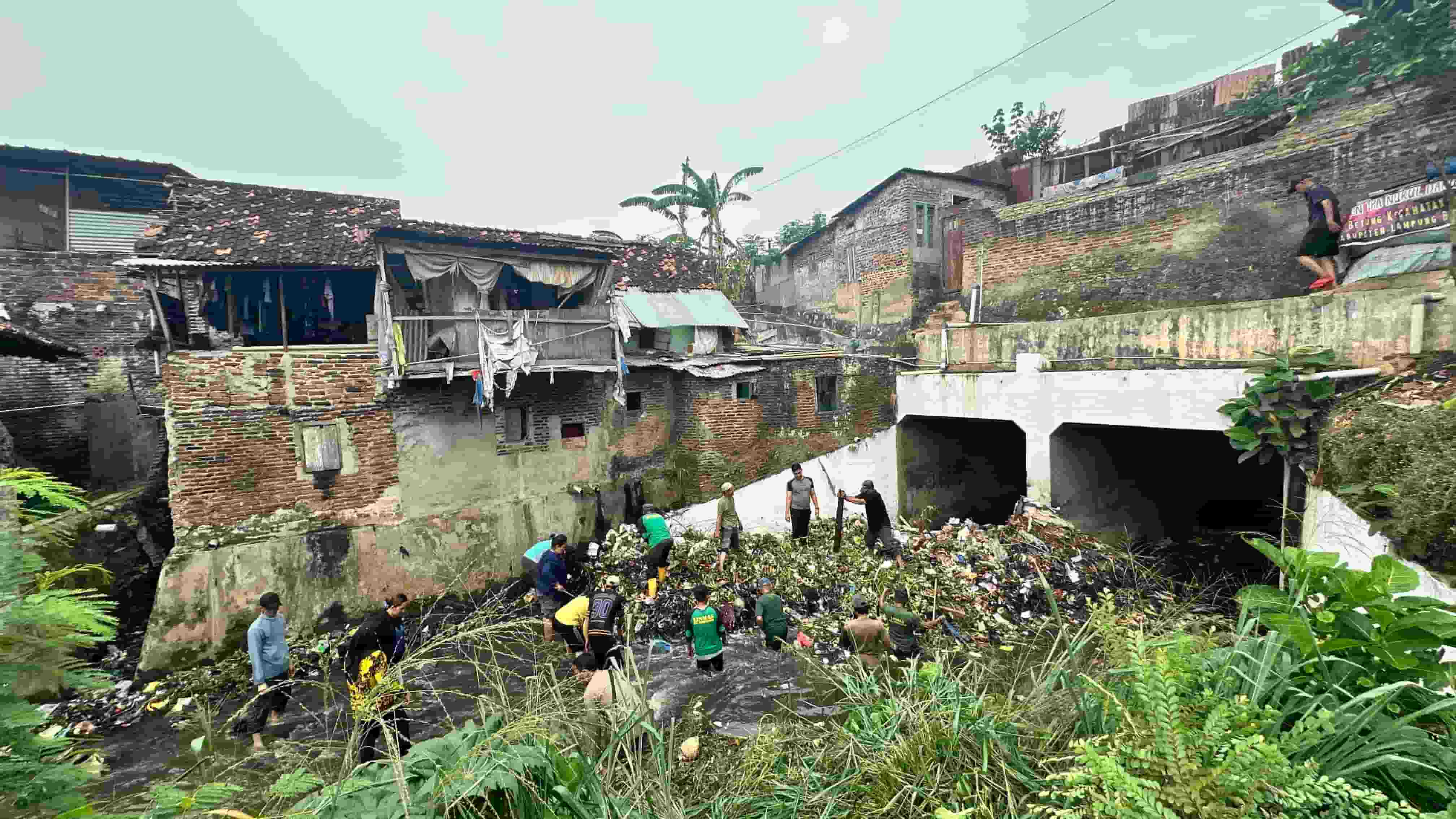 Satgas Gabungan Bersihkan dan Keruk Sungai Way Awi dan Way Balau, Antisipasi Banjir