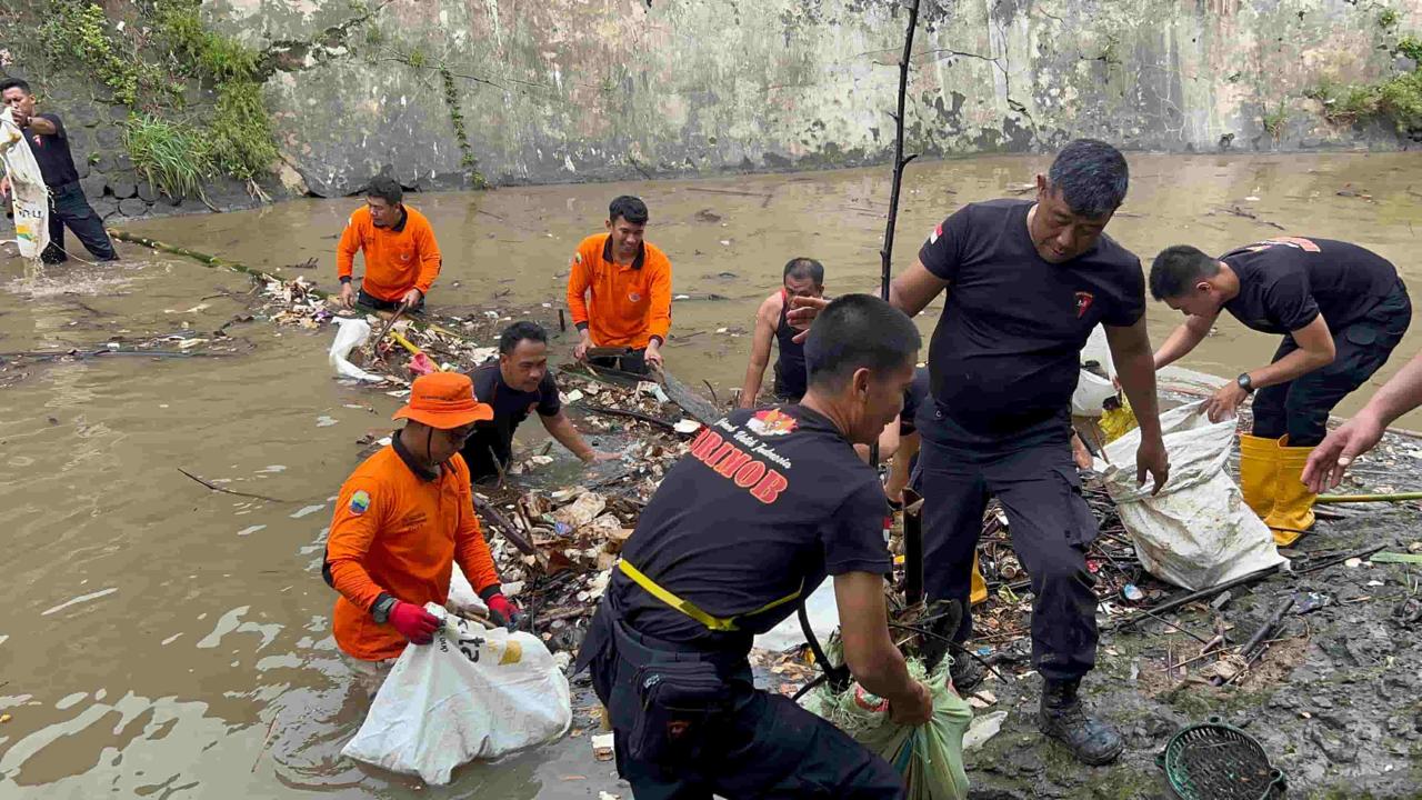 Batalyon A Pelopor Brimob Polda Lampung Gelar Bakti Sosial di Lampung Selatan
