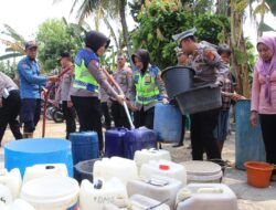 Polres Pringsewu Menyalurkan Bantuan Air Bersih kepada Warga yang Terdampak Musim Kemarau