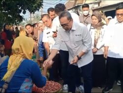 Mendag Zulkifli Hasan Bagikan Beras Gratis dan Gelar Pasar Murah di Natar Lampung Selatan